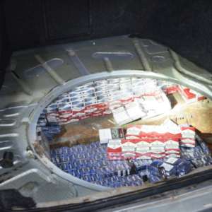 Ţigarete fără timbru de acciză descoperite într-o maşină condusă de un tânăr de 19 ani