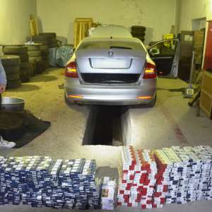 Ţigarete fără timbru de acciză descoperite într-o maşină condusă de un tânăr de 19 ani