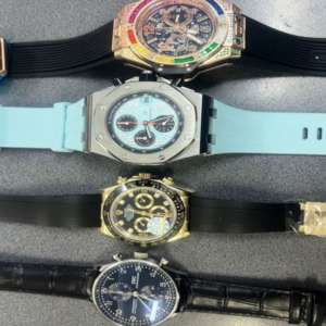Ceasuri de mână, cu inscripții și logouri ale unor branduri de lux, susceptibile a fi contrafăcute, confiscate la frontieră
