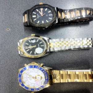 Ceasuri de mână, cu inscripții și logouri ale unor branduri de lux, susceptibile a fi contrafăcute, confiscate la frontieră