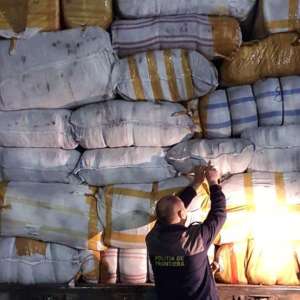 Camion încărcat cu zeci de mii de bunuri susceptibile a fi contrafăcute, în valoare de aproximativ 13 milioane lei, descoperit în PTF Turnu Măgurele