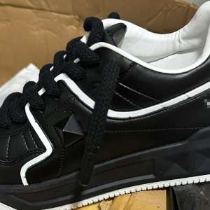 Camion încărcat cu zeci de mii de bunuri susceptibile a fi contrafăcute, în valoare de aproximativ 13 milioane lei, descoperit în PTF Turnu Măgurele