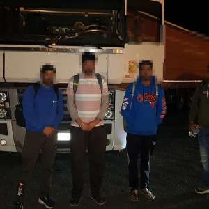 Opt cetățeni străini depistați ascunși în două camione la frontieră