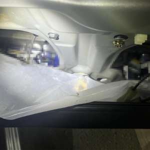 Peste 32.400 tigarete descoperite ascuse în locuri special amenajate într-un autoturism