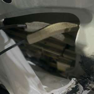 Peste 32.400 tigarete descoperite ascuse în locuri special amenajate într-un autoturism