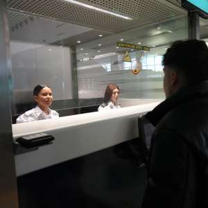 „Angajați” pe aeroport - cu Inna & Selly