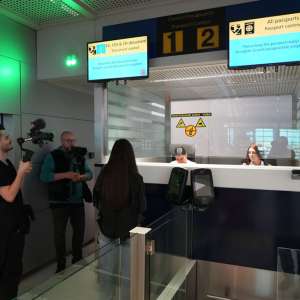 „Angajați” pe aeroport - cu Inna & Selly
