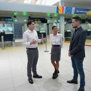 „Angajați” pe aeroport - cu Inna & Selly