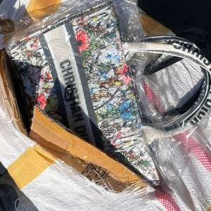 Autocamion încărcat cu zeci de mii de bunuri susceptibile a fi contafăcute, în valoare de peste 5.500.000 lei descoperit în P.T.F Călăraşi