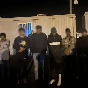 Şaisprezece cetăţeni străini depistați ascunşi în două mijloace de transport la PTF Nădlac II