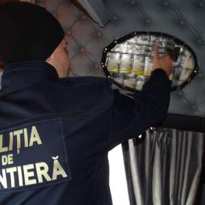 Aproximativ 16.000 țigarete descoperite ascunse în pereții laterali ai unui autocamion pentru transport animale, în PTF Calafat