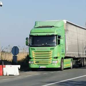 O familie din Camerun depistată ascunsă într-un mijloc de transport la PTF Moraviţa