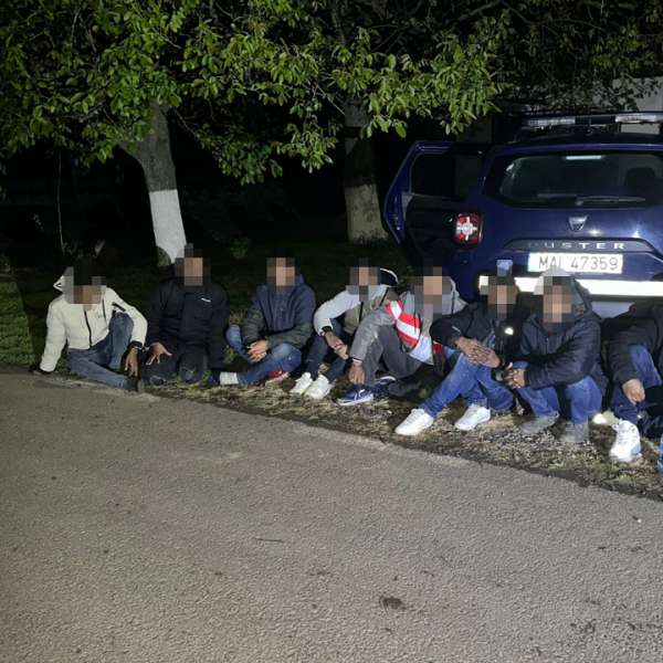 Doi bărbați, călăuzele a nouă migranți, descoperiți ascunși în podul unei case după ce au încercat să fugă de polițiștii de frontieră