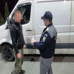 Suspect de săvârșirea unor infracținui la regimul rutier, depistat la volan de către polițiștii de frontieră botoșăneni