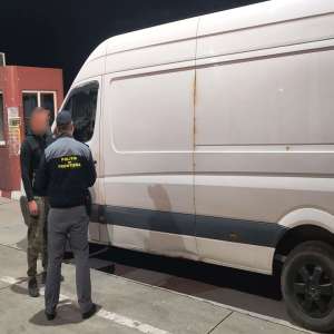 Suspect de săvârșirea unor infracținui la regimul rutier, depistat la volan de către polițiștii de frontieră botoșăneni