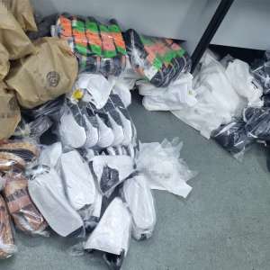 Peste 350 articole vestimentare şi încălţăminte descoperite într-un autocar în P.T.F Giurgiu