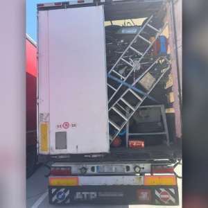 Deşeuri din vestul Europei oprite la Borș II. Aproximativ 50 tone de diverse bunuri descoperite.