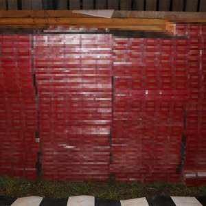 Țigarete de contrabandă, autoturisme, canabis, telefoane și materiale pirotehnice confiscate de polițiștii de frontieră