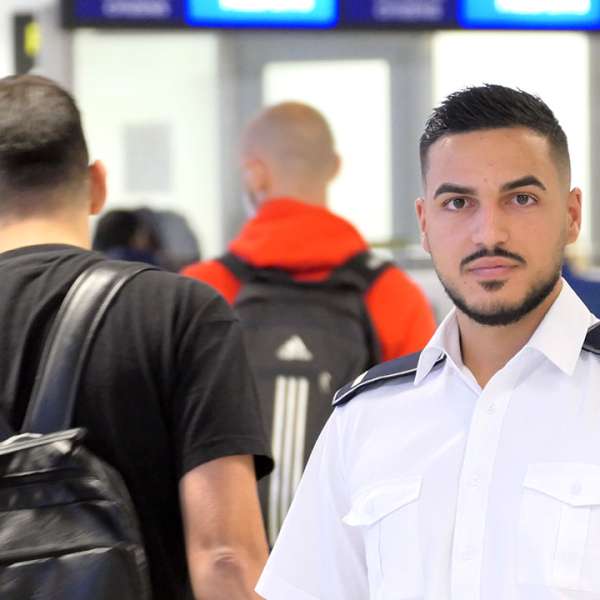 Mai mulți cetățeni străini și minori depistați cu nereguli pe aeroporturi în ultima săptămână