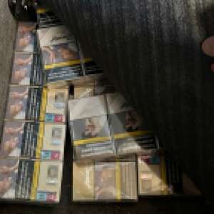 Țigarete în valoare de peste 25.000 lei, descoperite ascunse în interiorul a trei microbuze și un autocamion