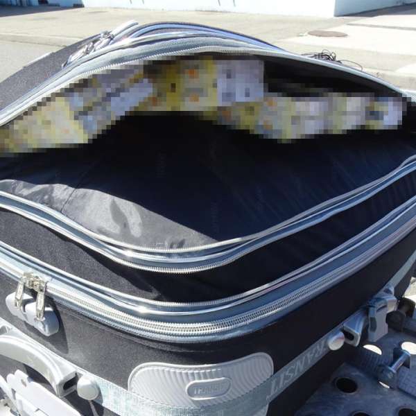 Aproximativ 17.000 țigarete descoperite ascunse printre bagajele transportate într-un microbuz, în PTF Calafat