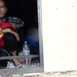 62 cetățeni sirieni ascunși în două mijloace de transport, descoperiți în PTF Calafat