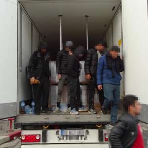 62 cetățeni sirieni ascunși în două mijloace de transport, descoperiți în PTF Calafat