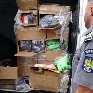 Haine și parfumuri susceptibile a fi contrafăcute, confiscate de poliţiştii de frontieră în PTF Calafat