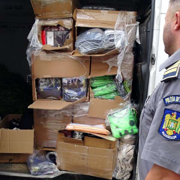 Haine și parfumuri susceptibile a fi contrafăcute, confiscate de poliţiştii de frontieră în PTF Calafat