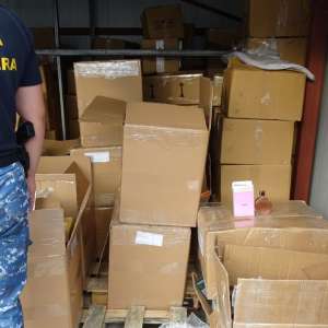Haine și parfumuri susceptibile a fi contrafăcute, confiscate de poliţiştii de frontieră în PTF Calafat