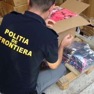 Haine și parfumuri susceptibile a fi contrafăcute, confiscate de poliţiştii de frontieră în PTF Calafat