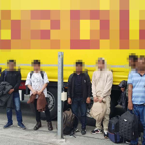 Șase cetățeni străini depistați într-un automarfar la PTF Nădlac II