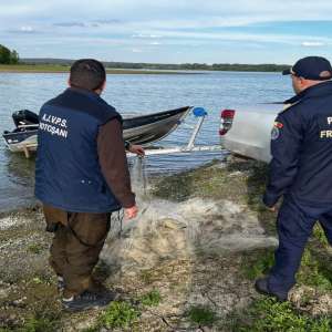Sute de metri de plase monofilament descoperite, pe suprafaţa râului Prut, de poliţiştii de frontieră botoşăneni