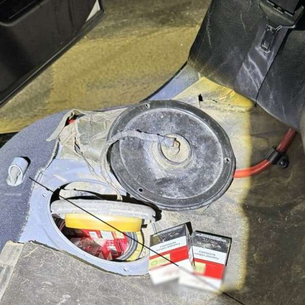 Peste 19.000 de țigarete de contrabandă ascunse în rezervoare, descoperite de polițiștii de frontieră
