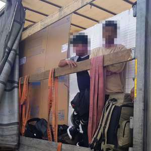 Șase cetățeni străini ascunși în automarfare, depistați la frontieră