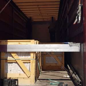 Șase cetățeni străini ascunși în automarfare, depistați la frontieră