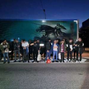 23 cetățeni străini ascunși într-un automarfar, depistați la frontieră