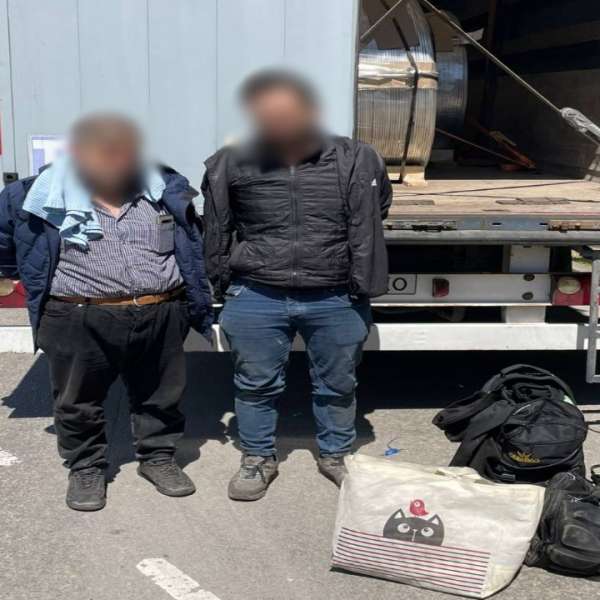 Doi sirieni depistați de poliţiştii de frontieră de la PTF Negru Vodă, ascunşi în remorca unui autocamion
