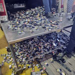 Peste 90.000 țigarete descoperite de polițiștii de frontieră români și bulgari în plafonul unui microbuz, în PTF Giurgiu-Ruse