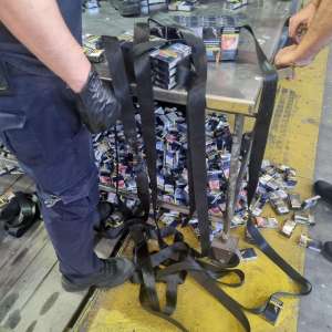 Peste 90.000 țigarete descoperite de polițiștii de frontieră români și bulgari în plafonul unui microbuz, în PTF Giurgiu-Ruse