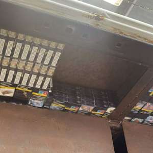 Peste 90.000 țigarete descoperite de polițiștii de frontieră români și bulgari în plafonul unui microbuz, în PTF Giurgiu-Ruse