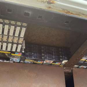 Peste 90.000 țigarete descoperite de polițiștii de frontieră români și bulgari în plafonul unui microbuz, în PTF Giurgiu-Ruse