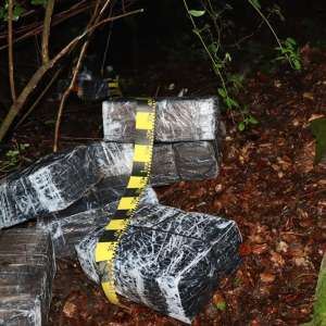 Urmăriri în trafic și focuri de armă pentru oprirea unui autoturism neînmatriculat, plin cu țigări, al cărui șofer avea permisul suspendat