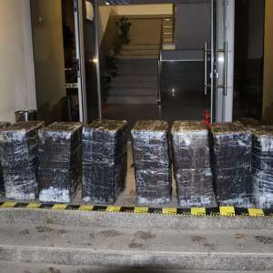 Urmăriri în trafic și focuri de armă pentru oprirea unui autoturism neînmatriculat, plin cu țigări, al cărui șofer avea permisul suspendat