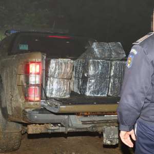 Urmăriri în trafic și focuri de armă pentru oprirea unui autoturism neînmatriculat, plin cu țigări, al cărui șofer avea permisul suspendat