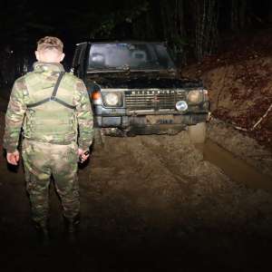 Urmăriri în trafic și focuri de armă pentru oprirea unui autoturism neînmatriculat, plin cu țigări, al cărui șofer avea permisul suspendat