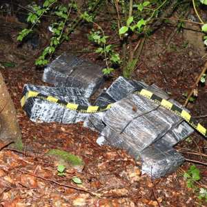 Urmăriri în trafic și focuri de armă pentru oprirea unui autoturism neînmatriculat, plin cu țigări, al cărui șofer avea permisul suspendat