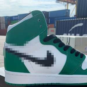 Aproximativ 33.000 perechi de încălțăminte sport contrafăcute, în valoare de 5 milioane euro, depistate în Portul Constanța