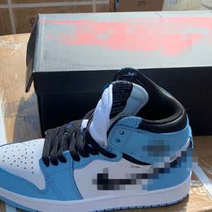 Aproximativ 33.000 perechi de încălțăminte sport contrafăcute, în valoare de 5 milioane euro, depistate în Portul Constanța