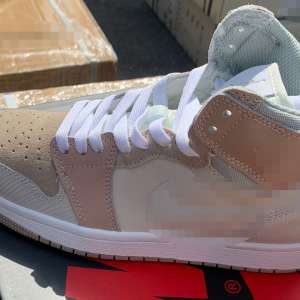 Aproximativ 33.000 perechi de încălțăminte sport contrafăcute, în valoare de 5 milioane euro, depistate în Portul Constanța